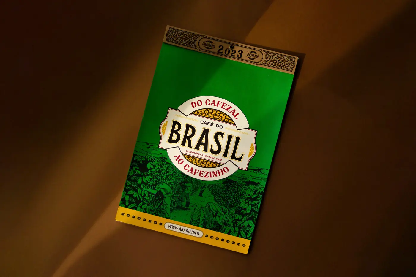 Calendário 2023 Café do Brasil, verde, com o selo Do Cafezal ao Cafezinho