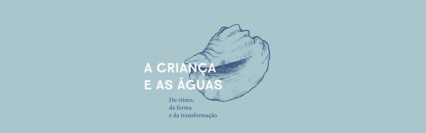 Dois exemplares do livro A Criança e as Águas, de Gandhy Piorski, empilhados sobre fundo azul-marinho