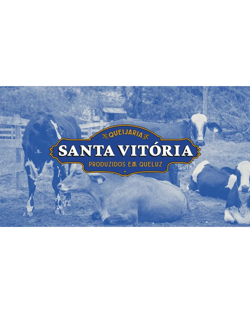 Marca Queijaria Santa Vitória sobre fotografia azul de vacas leiteiras